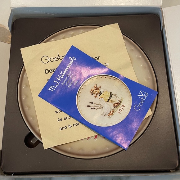 VINTAGE M.J. HUMMEL PLATE 1979 - "Singing Lesson" - Picture 6 of 15